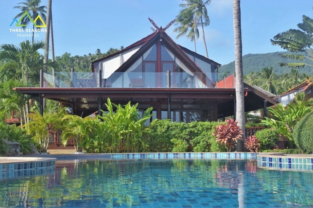 4 bedroom beach front villa located in one of the most beautiful beaches of Koh Samui