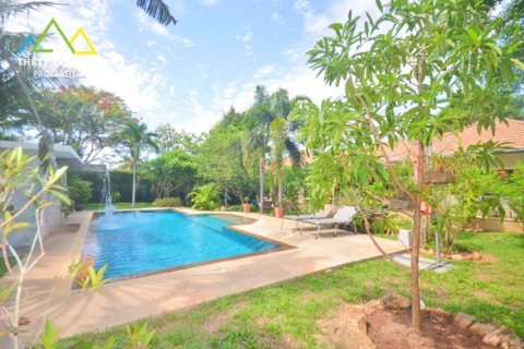 Exquisite 3 bed garden/pool villa in Bang Rak