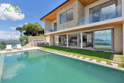 Luxurious 4 bed pool villa with stunning ocean views