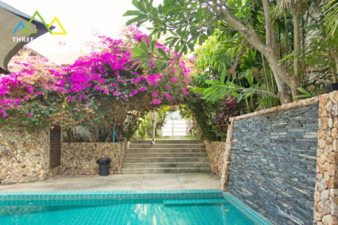 Cosy 4 bed family pool villa in Bang Rak