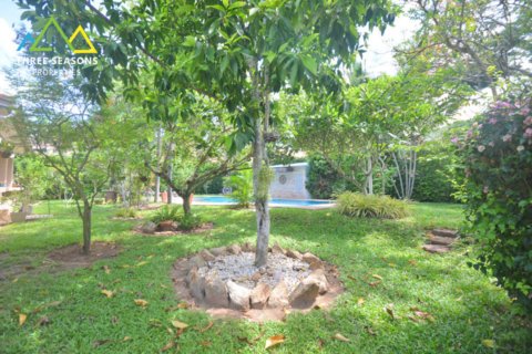 Exquisite 3 bed garden/pool villa in Bang Rak